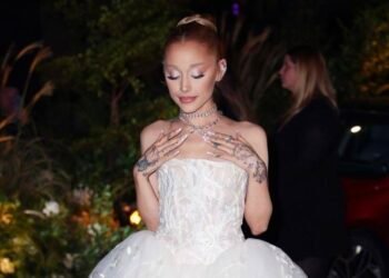 أريانا غراندي تطل بفستان زفاف بعد طلاقها.. ما القصة؟