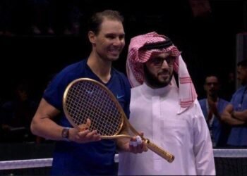 تركي آل الشيخ يهدي رافائيل نادال مضرب “مطلي بالذهب” 
