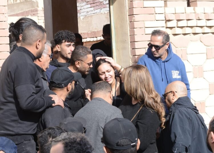 خلاف بين أرملة محمد رحيم وأسرته داخل المقابر.. ما السبب؟