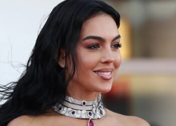 تعرفوا الى روتين جورجينا رودريغيز الصباحي للحفاظ على نظارة بشرتها