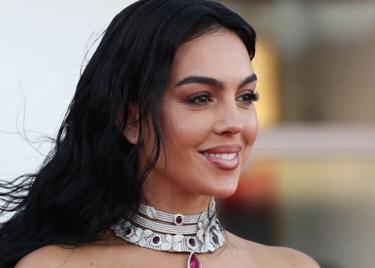 تعرفوا الى روتين جورجينا رودريغيز الصباحي للحفاظ على نظارة بشرتها