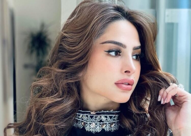 الرقم خيالي.. مؤثرة شهيرة ترفع أجر إعلانها