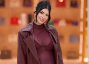 ميغان فوكس تستعرض حملها بفستان شفّاف