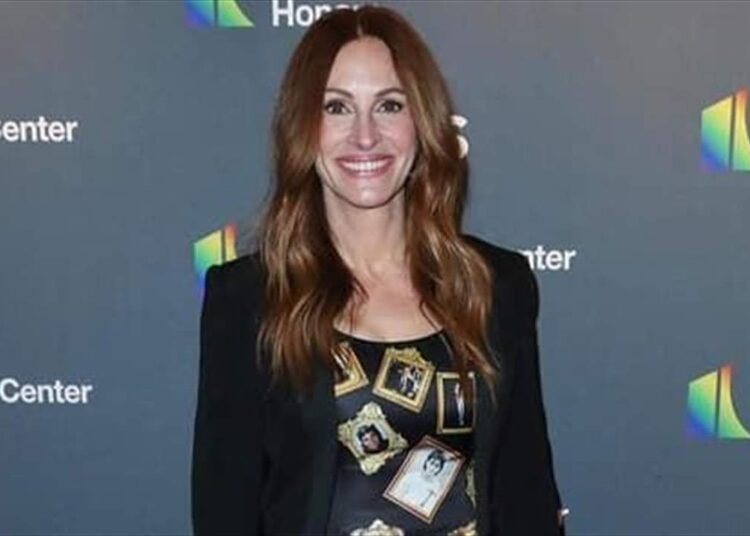 جوليا روبرتس تتألق بفستان غريب.. ما علاقة جورج كلوني؟