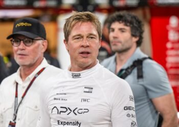 شاهدوا براد بيت في حلبة أبوظبي للفورمولا1