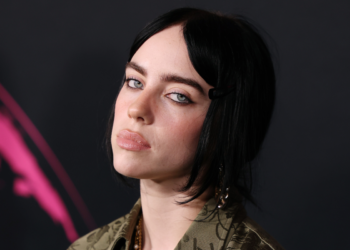 بيلي إيليش تتعرّض لضربة على وجهها على المسرح