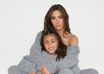 فيديو عفوي جمع كيم كارداشيان وابنتها نورث في عيد الميلاد