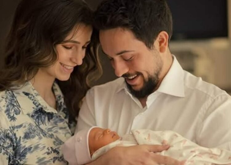 الأمير الحسين وعائلته في صورة نهاية 2024