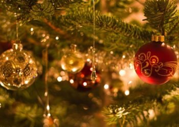 اطلالات مبهرة للنجمات في عيد الميلاد