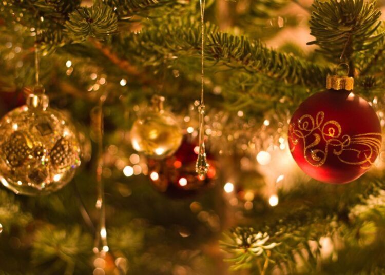 اطلالات مبهرة للنجمات في عيد الميلاد