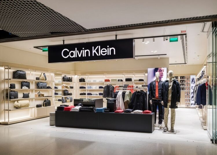 دار كالفن كلاين تعود إلى عروض أسبوع الموضة بعد غياب سنوات