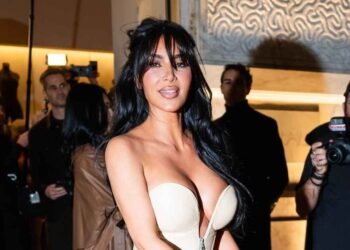 رغم إصابتها.. كيم كارداشيان تحضر حفل افتتاح متجرها الجديد وباريس هيلتون تدعمها