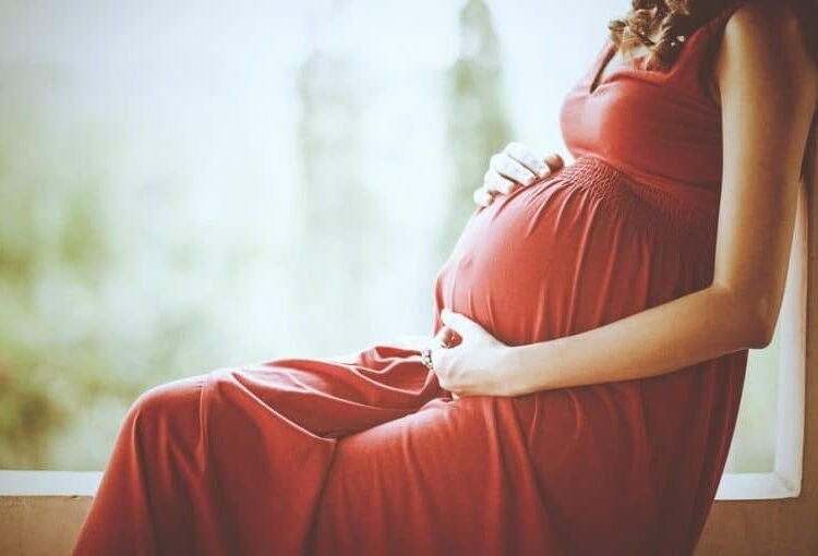 فنانة شهيرة تعلن حملها بطفلها الثاني