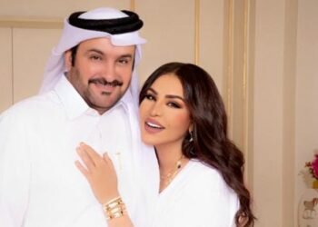 مبارك الهاجري يهدي احلام عقدًا من الألماس