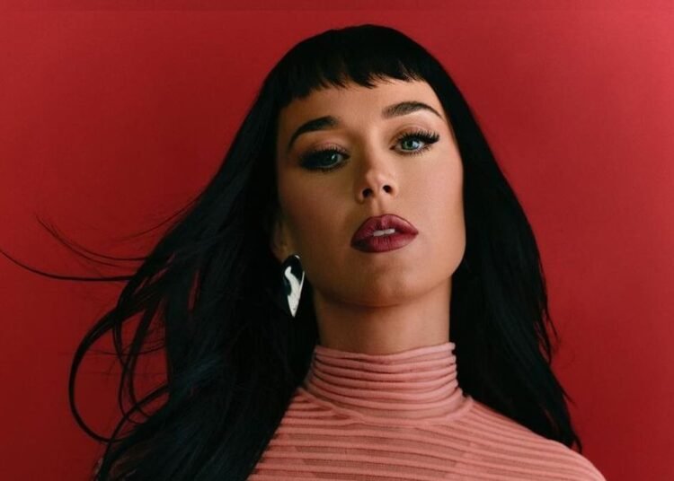 كاتي بيري تنجو من تشويه وجهها بالنار بسبب معجبة