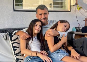 صورة لكاظم الساهر مع حفيدتيه تتصدر حديث الجمهور