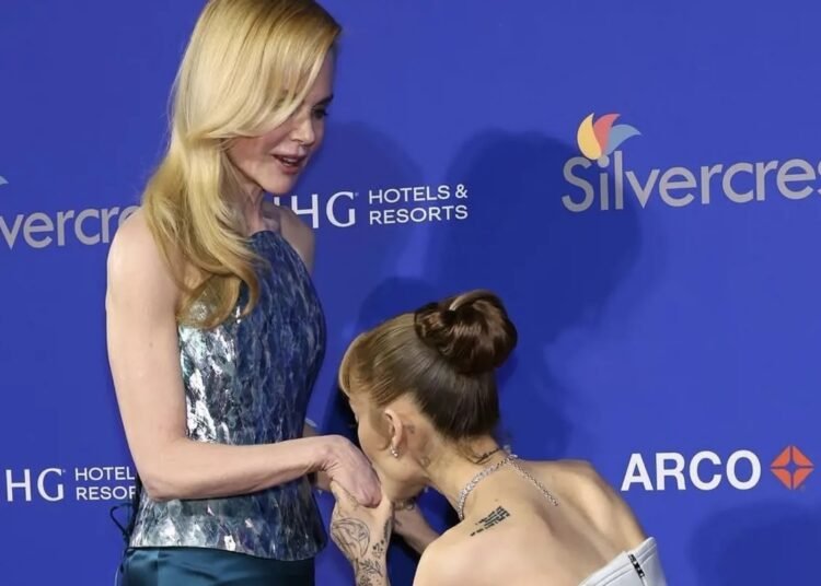 أريانا غراندي تقبّل يد نيكول كيدمان على السجادة الحمراء