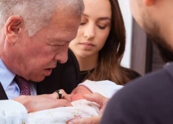 الملك عبدالله الثاني في لقطة خاصة مع حفيدته الأميرة إيمان