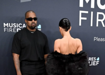 زوجة كانييه ويست تتعرّى بالكامل في حفل Grammys 2025