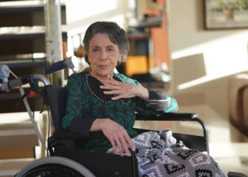 سامية الجزائري على كرسي متحرك في ظهور يثير القلق بعد غياب