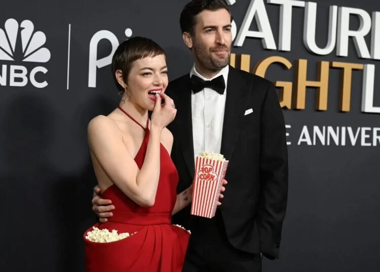 الفشار سيّد السجادة الحمراء.. لن تصدقوا ما فعلته إيما ستون