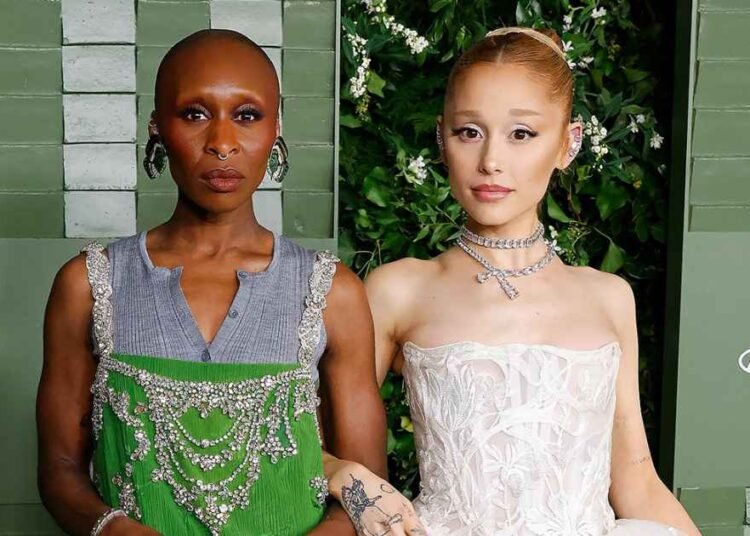 سينتيا إريفو بخطوة لافتة تجاه أريانا غراندي في عرض فيلم Wicked