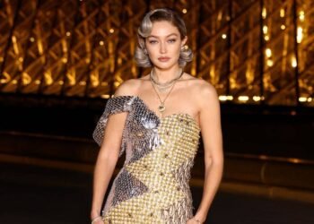 جيجي حديد تتألق بفستان مميز من دار “موسكينو” في متحف اللوفر