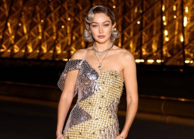 جيجي حديد تتألق بفستان مميز من دار “موسكينو” في متحف اللوفر