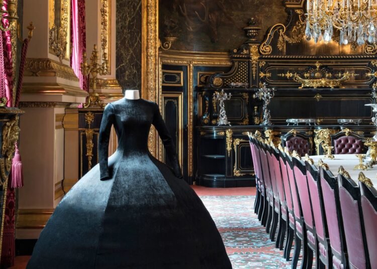 معرض للأزياء لأول مرة في متحف اللوفر