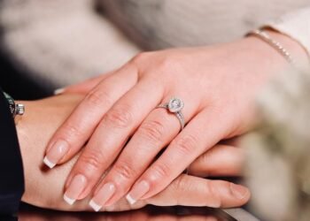 نجمة سورية شهيرة تعلن خطوبتها وشكران مرتجى اول المهنئين