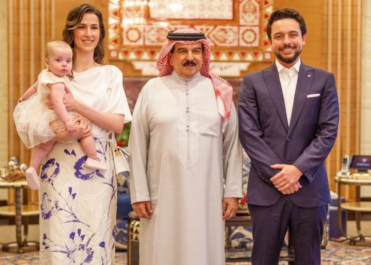 ابنة الأمير الحسين والأميرة رجوة تخطف الأضواء في البحرين