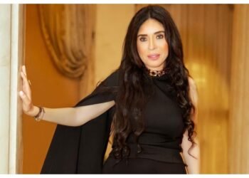 شقيقة الراقصة دينا المنقبة تفاجئها على الهواء.. اليكم ما حصل