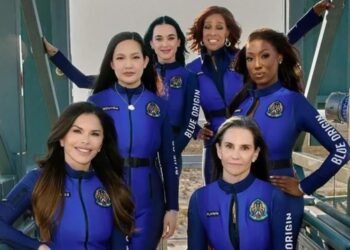 كاتي بيري توثق رحلتها إلى الفضاء من داخل الكبسولة الفضائية