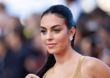 جورجينا رودريغيز تُفاجئ متابعيها بوشم باللغة العربية