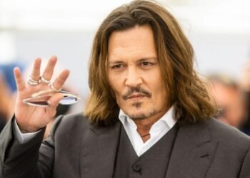 جوني ديب يصدم الجمهور في احدث ظهور له.. الشيب غطى رأسه!