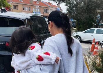 عالية ابنة رحمة رياض تلفت الأنظار في احدث ظهور لها برفقتها