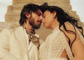 السدير مسعود يحتفل بخطوبته من أمام الاهرامات في مصر