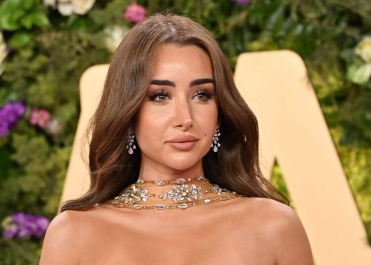 هنا الزاهد تفاجئ الجميع بحذائها الغريب في الشارع