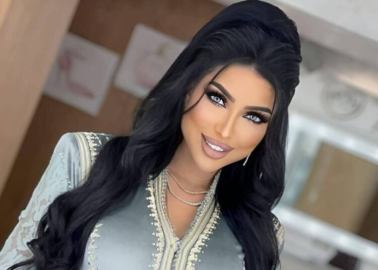 دنيا بطمة تفقد اعصابها على مراسل وتمزق شعار الوسيلة الإعلامية التي يعمل فيها