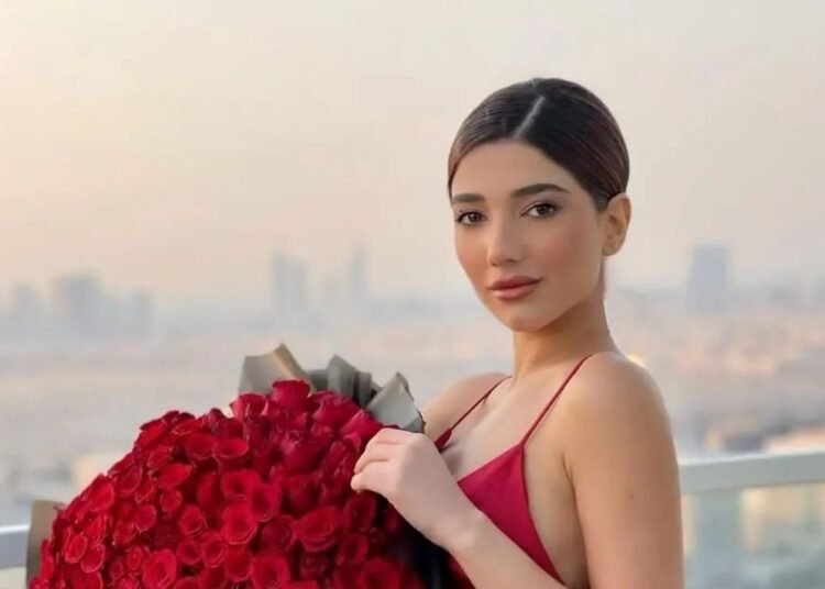 لقاء نارين بيوتي بـ توم كروز يثير ضجة واسعة