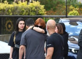 بالصور- كارول سماحة تنهار في جنازة زوجها وليد مصطفى