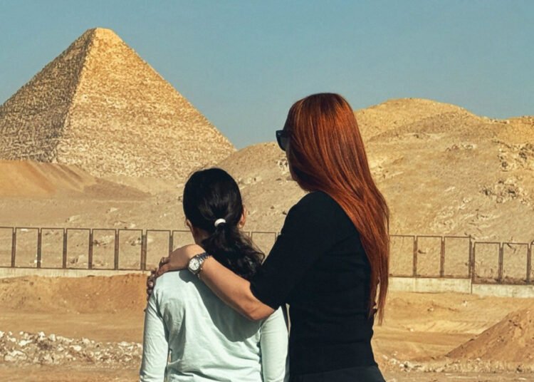 كارول سماحة برسالة مؤثرة لابنتها من امام اهرامات مصر