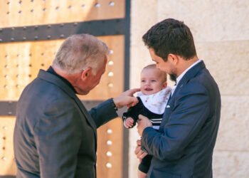 لحظة عفوية تجمع الملك عبد الله الثاني بحفيدته الأميرة إيمان