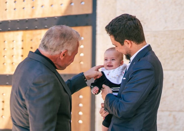 لحظة عفوية تجمع الملك عبد الله الثاني بحفيدته الأميرة إيمان