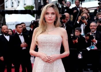 أنجلينا جولي تخطف الأضواء في مهرجان كان