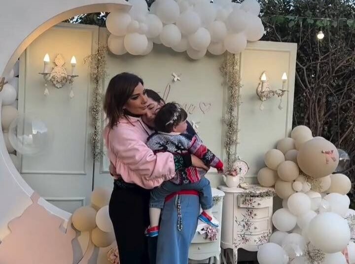 أصالة تغني لحفيدتها “ماما زمانها جاية” والجمهور يتفاعل