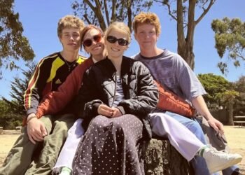 ظهور نادر لأولاد جوليا روبرتس وابنتها تلفت الأنظار بجمالها