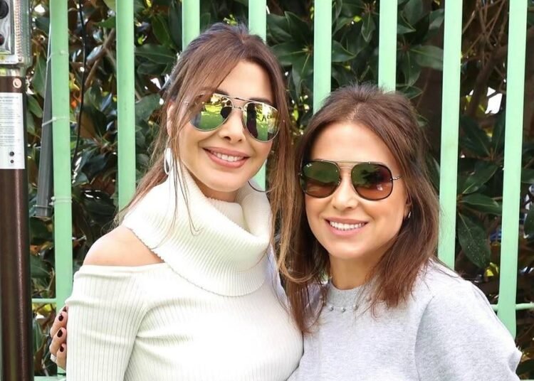 فيديو عفوي لـ نانسي عجرم مع والدتها يتصدر.. جلست بحضنها كالطفلة