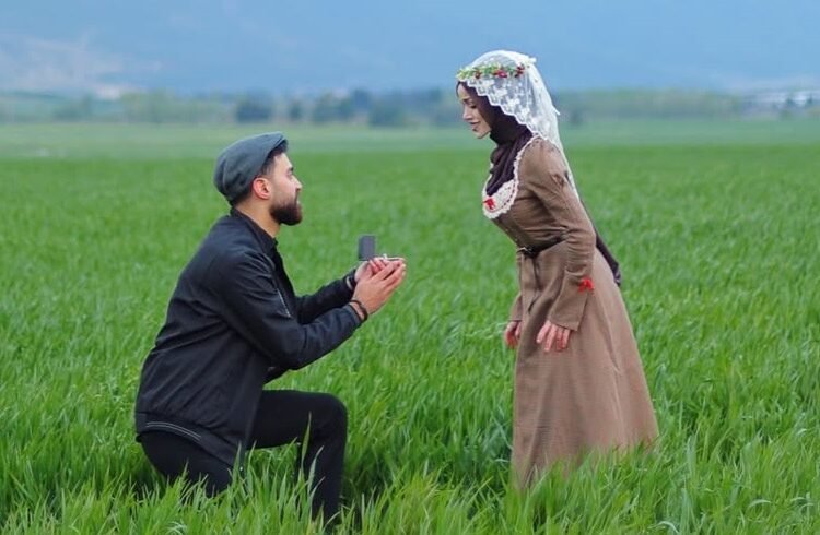 عبير الصغير تحتفل بعقد قرانها واطلالتها تلفت الأنظار