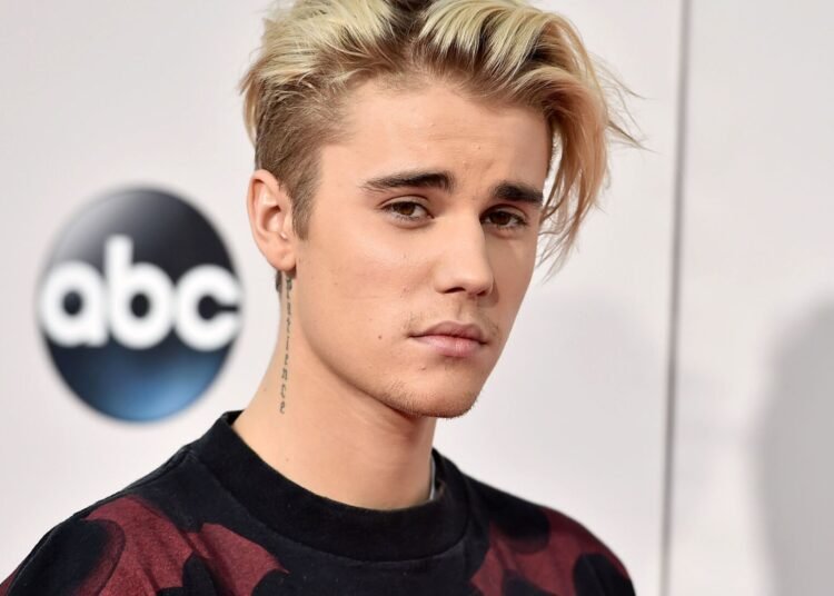 جاستن بيبر يكتب رسائل غامضة ويقلق الجمهور